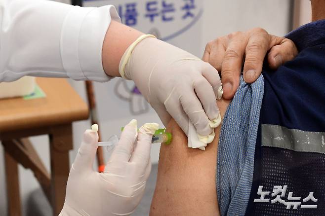 코로나19 예방접종센터를 찾은 시민들이 화이자 백신을 접종하고 있다. 황진환 기자