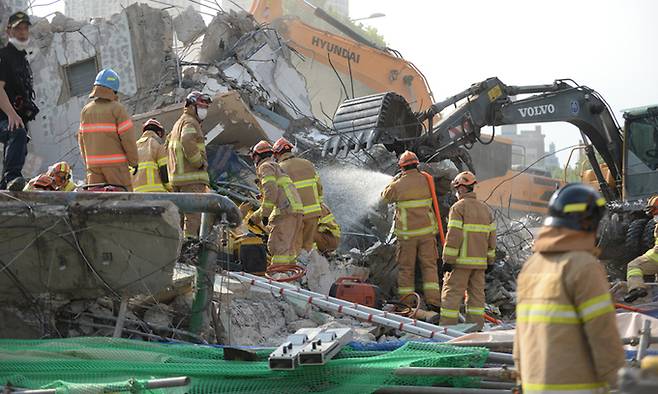 9일 광주 동구 학동 한 주택 철거현장에서 건물이 무너져 정차중인 시내버스를 덮쳤다. 사진은 소방당국이 구조 작업을 하고 있다. 뉴시스