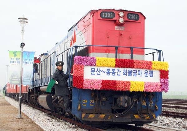 경의선 문산~봉동(개성에 있는 역) 구간을 운행하는 화물열차 / 변상욱 제공