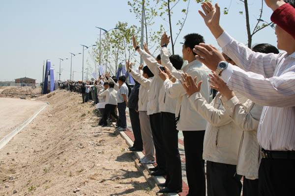 개성공단 남측 주재원들이 화물열차를 보고 손을 흔들고 있다. / 변상욱 제공