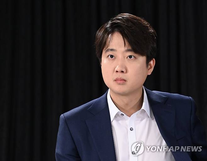 토론 준비하는 이준석 후보 (서울=연합뉴스) 국민의힘 당대표에 출마한 이준석 후보가 8일 오전 서울 용산구 효창동 백범김구기념관에서 열린 국민의힘 제1차 전당대회 '오른소리 토론회'에 참석해 토론 준비를 하고 있다. 2021.6.8 [국회사진기자단] toadboy@yna.co.kr