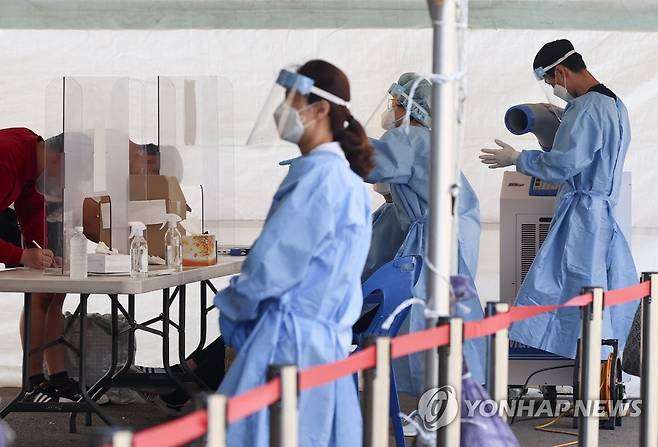 더운 하루의 시작 (서울=연합뉴스) 윤동진 기자 = 9일 오전 서울역 광장 중구임시선별검사소에서 관계자들이 업무를 보고 있다.      8일 하루 서울에서 발생한 신종 코로나바이러스 감염증(코로나19) 신규 확진자 수가 183명으로 집계됐다고 중앙방역대책본부가 이날 밝혔다. 2021.6.9 mon@yna.co.kr