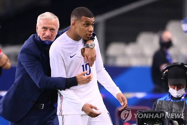 프랑스 축구대표팀의 공격수 킬리안 음바페(오른쪽)과 디디에 데샹 감독 [AFP=연합뉴스]