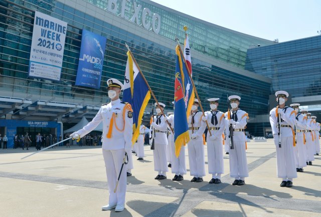 해군 의장대원들이 MADEX 2021 개막식 식전행사에서 의장시범을 선보이고 있다.사 진제공 해군