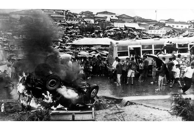1971년 서울의 무허가 판자촌에서 강제로 이주당한 도시 빈민들이 지금의 성남시에서 생존 대책을 요구하며 대규모 시위를 벌인 이른바 ‘광주대단지 사건’ 당시 현장 모습. 수만 명의 주민이 거리로 나와 군사정권의 개발독재에 항거하며 경찰서와 관공서 등을 불태웠다. 이후 급성장한 성남시는 그 폐허 속에서 생겨났다. 성남시 제공