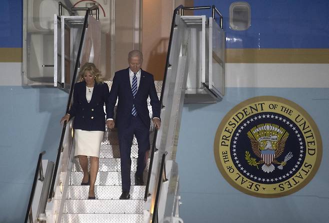 미국 조 바이든 대통령과 부인 질 바이든 여사가 9일 G7 정상회의가 열리는 영국 남서부 콘월 비행장에 도착해 트랩을 내려오고 있다. EPA=연합뉴스