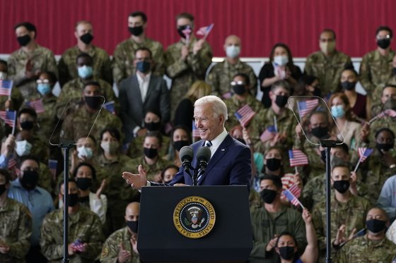 조 바이든 미국 대통령이 9일 영국에 도착해 미 공군 장병과 가족 앞에서 연설하고 있다. [AP=연합뉴스]