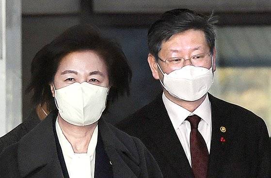 추미애(왼쪽) 법무부 전 장관과 이용구 법무부 전 차관이 지난 1월 경기도 과천시 정부과천청사 내 법무부를 나서고 있다.뉴시스