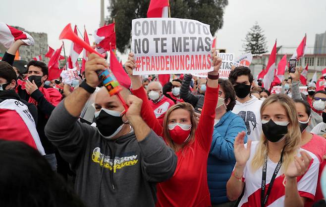 9일(현지시간) 페루 수도 리마에서 ‘우파’ 민중권력당 대선 후보 게이코 후지모리 지지자들이 “내 표를 망가뜨리지 말라”면서 시위를 벌이고 있다.  리마｜로이터연합뉴스