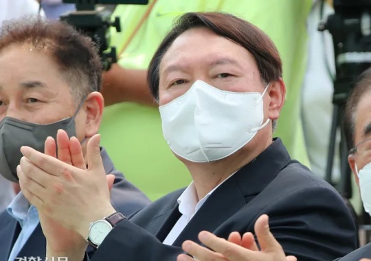 Former prosecutor general Yoon Seok-youl applauds while attending the opening ceremony of the Woodang Lee Hoe-yeong Memorial established to remember the independence fighter, at Namsan Yejang Park in Jung-gu, Seoul on June 9. Kwon Do-hyun
