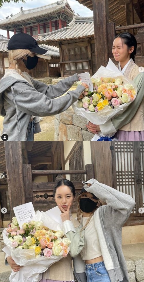 Actor Hyeri has unveiled his warm friendship with BLACKPINK Rosé.On the afternoon of the 10th, Hyeri posted a picture and a picture on his instagram saying, I can not help but love you.You came with a big bouquet of flowers and a birthday song, and thanks for the explosion, I really appreciate it, he said.Inside the photo is a picture of Rosé, who is wearing a hanbok, with a mask and a hat covering his face and gifting a bouquet of flowers.The two people in another photo boasted a beautiful beauty and added warmth.Rosé responded with a sense of flower delivery in a comment.