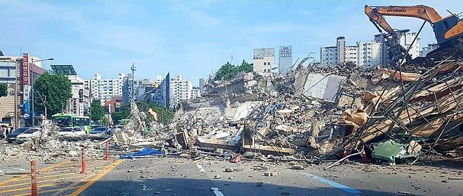 [광주=뉴시스]신대희 기자 = 9일 오후 광주 동구 학동의 한 철거 작업 중이던 건물이 붕괴, 도로 위로 건물 잔해가 쏟아져 시내버스 등이 매몰됐다. 이 사고로 버스 승객 등이 매몰돼 소방당국이 구조 작업을 벌이고 있다. (사진=독자 제공) 2021.06.08. photo@newsis.com  *재판매 및 DB 금지