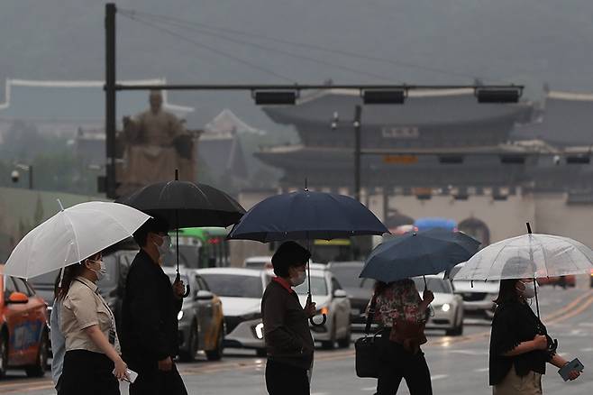 금요일(11일)은 전국이 흐리고 하루종일 비가 내릴 것으로 예측된다. 사진은 지난 3일 서울 종로구 광화문네거리에서 우산을 쓴 시민들이 걷는 모습. /사진=뉴스1