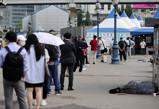 9일 오전 서울역 광장 중구임시선별검사소에서 시민들이 검사를 받기 위해 줄을 서 있다. 연합뉴스