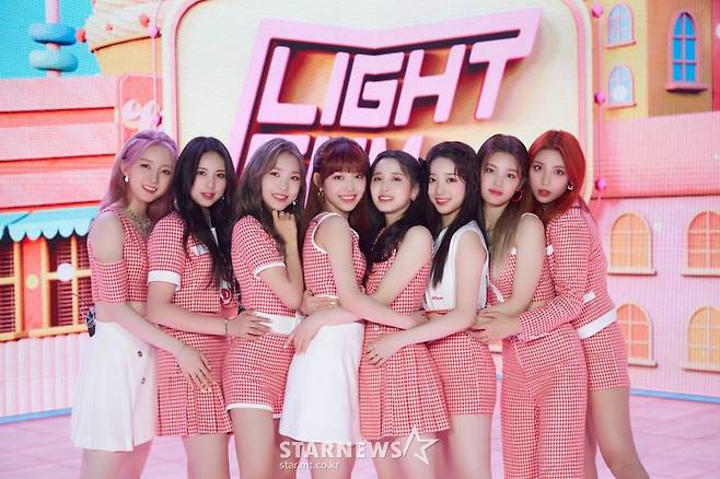 신인 걸그룹 라잇썸(LIGHTSUM)이 10일 오후 온라인 생중계로 진행된 데뷔 싱글 앨범 '바닐라'(Vanilla) 발매 쇼케이스에 앞서 포즈를 취하고 있다. /사진제공=큐브엔터테인먼트 2021.06.10