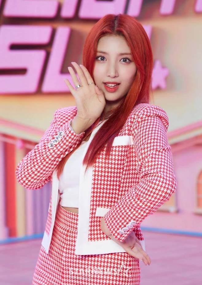 신인 걸그룹 라잇썸(LIGHTSUM) 초원이 10일 오후 온라인 생중계로 진행된 데뷔 싱글 앨범 '바닐라'(Vanilla) 발매 쇼케이스에 앞서 포즈를 취하고 있다. /사진제공=큐브엔터테인먼트 2021.06.10