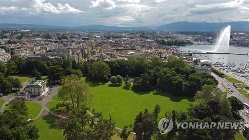 빌라 라 그렁주(왼쪽)와 제네바 레만 호수에 설치된 대형 분수 [로이터=연합뉴스]
