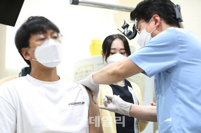 10일 서울 성동구 한 코로나19 백신접종 위탁 의료기관에서 시민이 백신 접종을 하고 있다. (사진=이데일리 DB)