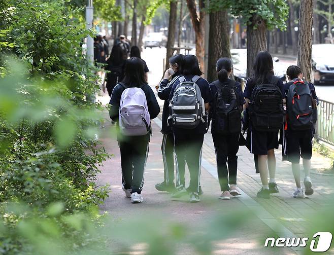 서울 한 중학교에서 학생들이 하교하고 있다. 2021.6.2/뉴스1 © News1 신웅수 기자