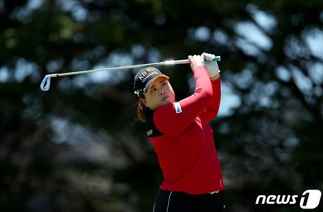 박인비가 11일(한국시간) LPGA투어 메디힐 챔피언십 1라운드에서 아이언 샷을 날리고 있다. © AFP=뉴스1