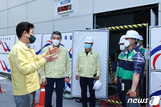 허태정 대전시장이 11일 오후 탄방동 홈플러스 철거 공사현장을 점검하고 있다. (대전시 제공) © 뉴스1
