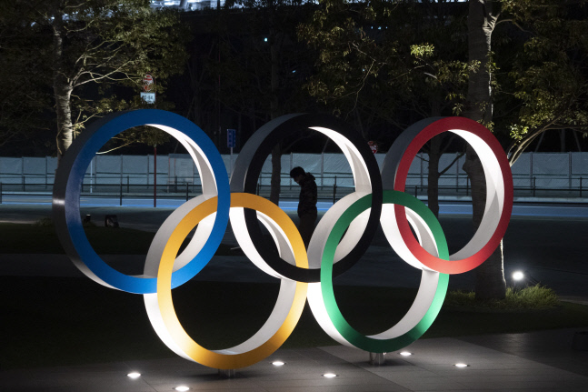 도쿄국립경기장 앞에 세워진 올림픽 형상물. 도쿄 | AP연합뉴스