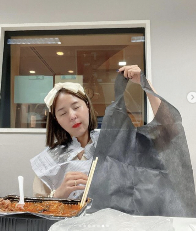 Group Koyote member Shin Ji has Lunch meal Celebratory photohas released the book.Shin Ji said on his 11th day instagram, Today Lunch menu red soup ~ I used newspaper as soon as possible... What?I had an apron ... Ill be running live because I ate it well. In the open photo, Shin Ji is eating the spicy food of red soup with Lunch.Shin Ji, who thought he had no apron, used a hole in the newspaper like my apron.However, after discovering the apron, he looks like a futile expression and laughs.On the other hand, Shin Ji is working as a DJ for MBC standard FM Jung Jun Ha, Shin Jis single bungle show.