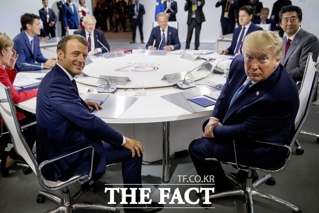 지난 2018년 8월 에마뉘엘 마크롱 프랑스 대통령(왼쪽)과 도널드 트럼프 미국 대통령(오른쪽) 등 G7 정상들이 프랑스 비아리츠에서 회의를 시작하기 전 포즈를 취하는 모습. /뉴시스