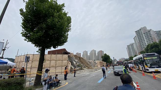 지난 9일 광주에서 건물이 붕괴하면서 시내버스를 덮친 사고와 관련해 인도에 심어진 아름드리나무가 완충 역할을 한 것으로 드러났다. 사진은 10일 오후 광주 동구 학동 붕괴 사고 현장 주변 가로수의 모습./연합뉴스