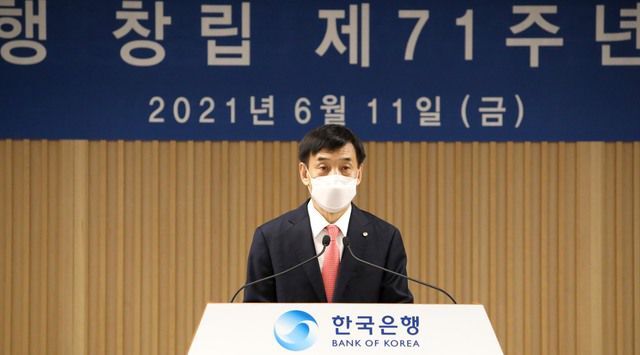 이주열 한국은행 총재가 11일 서울 중구 한국은행에서 한국은행 창립 제71주년 기념사를 낭독하고 있다. /한국은행
