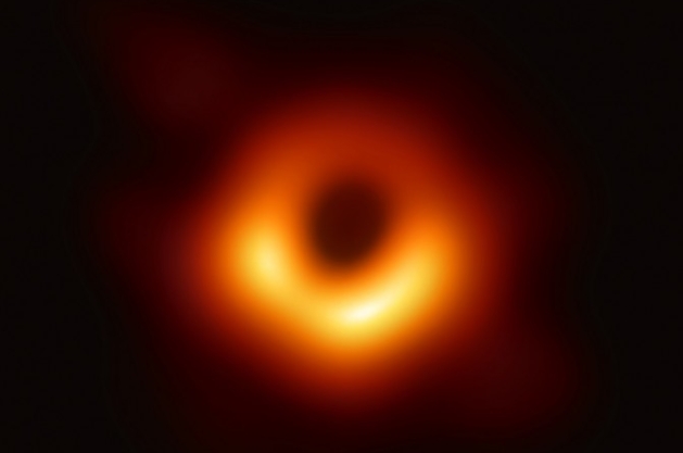2019년 4월 처음 관측된 블랙홀의 모습. 공개된 이미지에서 아랫부분은 밝고 윗부분은 어두운데, 아랫부분이 관측자인 지구로 향하는 빛이고, 윗부분이 지구에서 멀어지는 빛이기 때문이다. 굉장히 빠른 속도로 가스가 회전한 탓에 도플러 효과가 극대화된 것이다. EHT 제공