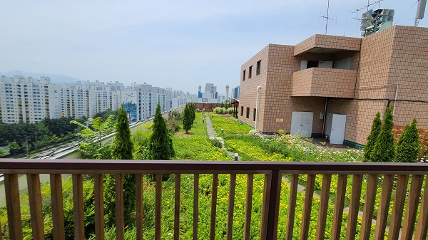 달서구 아파트 단지가 내려다 보이는 옥상 정원에 정자가 있어 직원뿐 아니라 민원인도 이용 가능하다.