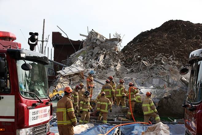 9일 오후 광주 동구 학동에서 철거 작업 중이던 건물이 무너져, 도로 위로 건물 잔해가 쏟아져 시내버스가 매몰됐다. 사진은 사고 현장에서 119구조대원들이 구조작업을 펼치는 모습. 연합뉴스