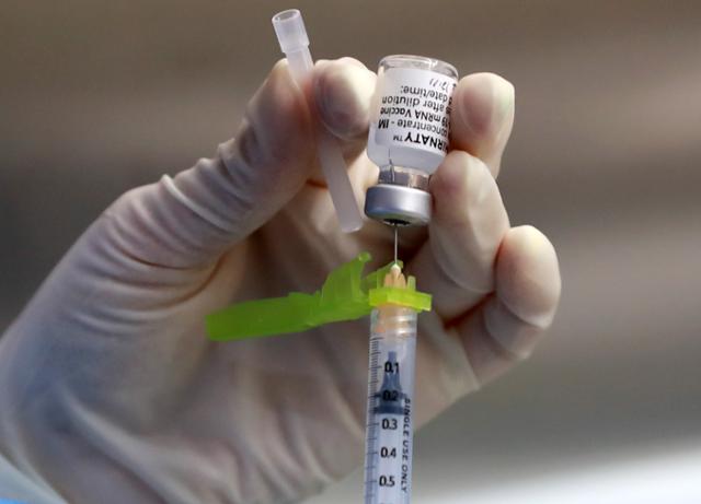 서울 영등포아트홀에 마련된 코로나19 예방접종센터에서 지난 4일 한 의료진이 화이자 백신을 추출하고 있다. 뉴스1