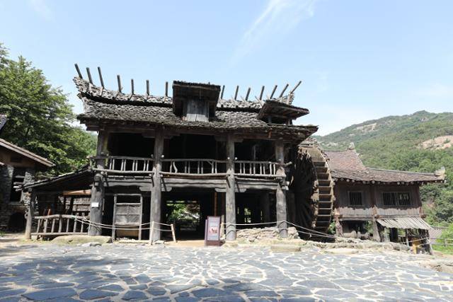 아차산 4보루에서 발굴된 간이대장간을 바탕으로 상상을 더해서 만든 대장간. ⓒ박준규