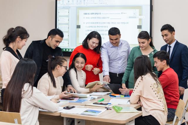 우즈베키스탄 한국 국제대학교에서 현지 학생들이 한국어 수업을 받고 있다. 선문대 제공