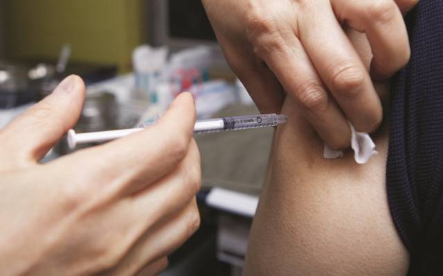 지난 10일 얀센 백신 접종이 시작된 날 서울의 한 병원에서 백신 접종을 마쳤다./사진=신지호 헬스조선 기자