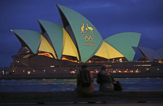 2032년 올림픽 브리즈번 유치를 기원한 호주 시드니 오페라하우스의 외부 장식. [AP=연합뉴스]