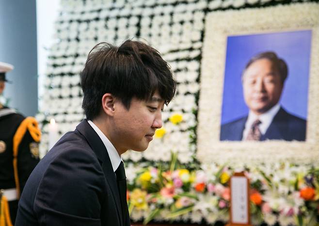 2015년 11월 25일 종로구 서울대병원 장례식장에 마련된 고 김영삼 전 대통령의 빈소를 찾은 이준석 새누리당 혁신위원장이 조문을 하고 있다. 중앙포토