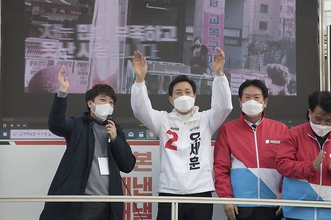 3월 25일 서울시장 선거운동이 시작된 첫 날 노원역 사거리에서 이준석 당시 국민의힘 노원구 당협위원장(왼쪽)으로서 오세훈 서울시장 후보(왼쪽 둘째)를 소개하고 있다. 중앙포토