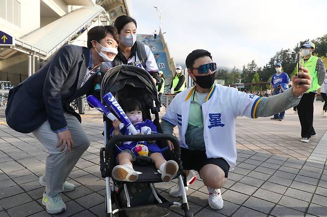 국민의힘 당 대표 예비경선을 1위로 통과한 이준석 후보가 지난달 28일 대구 삼성라이온즈파크를 찾아 야구팬들과 기념사진을 찍고 있다. 뉴스1