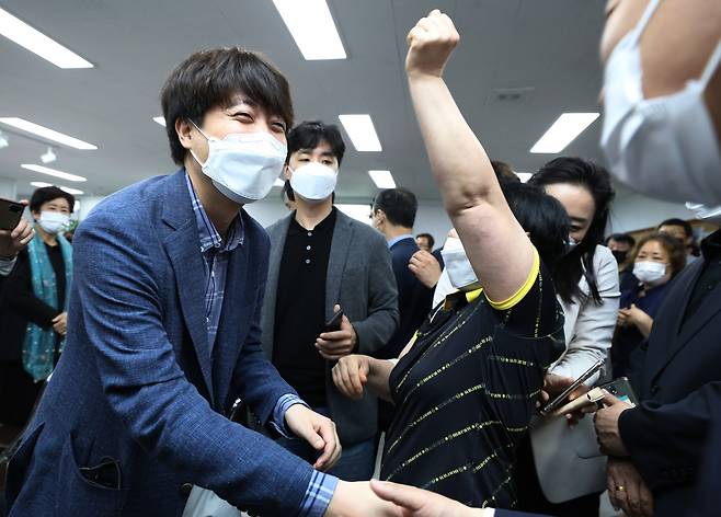 국민의힘 이준석 당 대표 후보가 지난 7일 인천시 남동구 국민의힘 인천시당에서 열린 당원 간담회에 참석해 당원들과 인사를 나누고 있다. 뉴스1