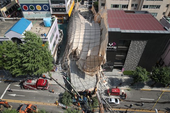 지난 2019년 7월 4일 오후 서울 서초구 잠원동에 있는 지상 5층, 지하 1층짜리 건물이 철거 작업 도중 붕괴됐다. 이 사고는 광주 재개발지역 건물붕괴 사고와 유사하다는 게 전문가들의 평가다. 연합뉴스.