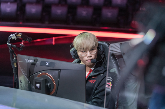 T1's top laner Kim ″Canna″ Chang-dong getting ready on the LoL Park stage prior to the team's match against Hanwha Life Esports, which was played on Wednesday evening. [RIOT GAMES]