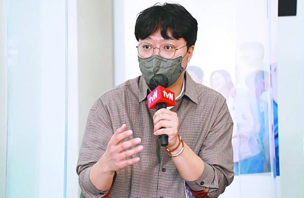 드라마의 연출을 맡은 신원호 PD. CJ ENM 제공