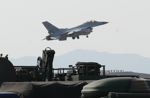 공군 제20전투비행단에서 KF-16전투기가 이륙하고 있다. 뉴시스