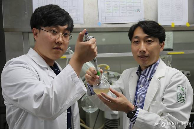 국립원예특작과학원 인삼특작부 이대영 박사가 성분분석연구실에서 실험을 하다 후배 연구원과 함께 포즈를 취했다. /사진=정혁수