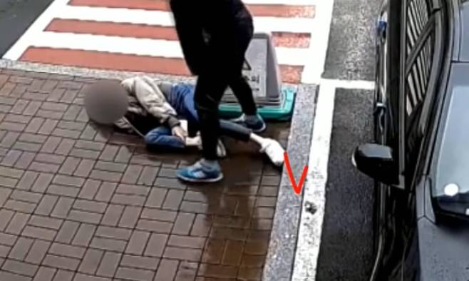 지난 3월 한 여성이 카페 보도블록과 연결된 경계석에 발을 디디다 미끄러졌다. 손님은 손해배상을 요구했지만 카페 측은 거절했다. /사진=유튜브 캡처