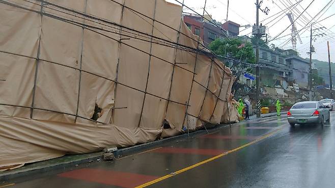 11일 부산 아미동 행복주택 진입로 확장 관련 철거현장에서 가림막이 기울어져 있다. 부산경찰청 제공