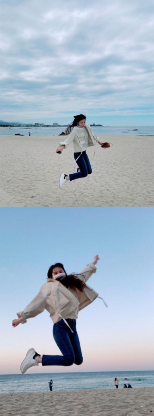 Park Gyuri, a former KARA, has revealed his unwavering fan love.Park Gyuri posted photos on his personal SNS on the 11th with an article entitled 6.11 Memorial Pool #HappyKamiliaDay #KAMILIADAY2021.The photo showed Park Gyuri on the beach, where Park Gyuri jumped high on the sandy beach and bright smiles made a bright atmosphere.June 11 was the founding date of Camilia, the official Fan club of KARA, and the same KARA singer Nicole and Actor Kang Ji-young also added a warm-hearted comment.The KARA members who still remember the anniversary with their fans made the netizen clutter.Park Gyuri SNS.